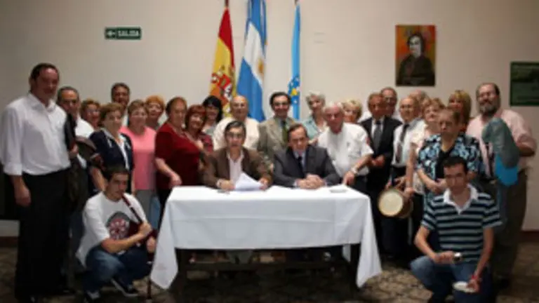 Salvador Fern&aacute;ndez Moreda y Carlos Ameijeiras se disponen a firmar el convenio de colaboraci&oacute;n entre la &lsquo;Asociaci&oacute;n Ben&eacute;fica, Cultural y Recreativa de Corcubi&oacute;n&rsquo; y el gobierno provincial. 