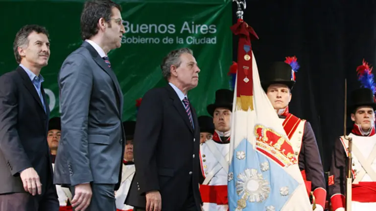  Mauricio Macri, Alberto N&uacute;&ntilde;ez Feij&oacute;o y Rafael Estrella, durante el acto en la Avenida de Mayo.