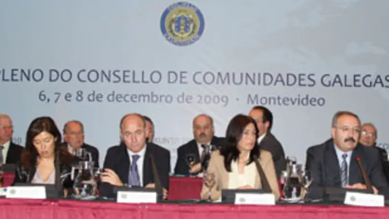  El secretario xeral de Emigraci&oacute;n, Santiago Camba, junto con los miembros natos del Consello de Comunidades Galegas.