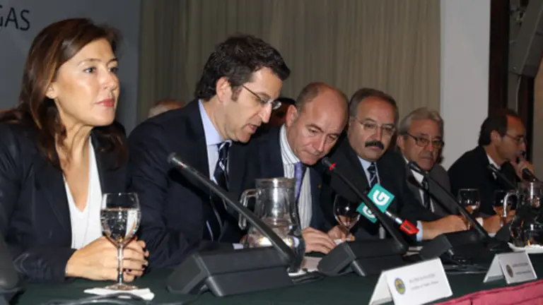  El presidente Feij&oacute;o, acompa&ntilde;ado de la conselleira Mato y el secretario Camba, durante la clausura del IX Pleno del Consello de Comunidades Galegas.