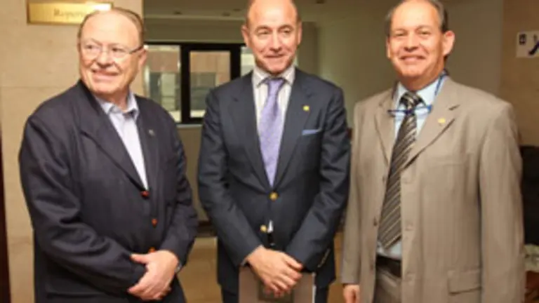 Amarelo de Castro, Santiago Camba y Antonio Pi&ntilde;&oacute;n, de la Hermandad Gallega, la lista m&aacute;s votada.