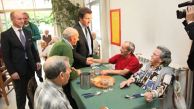  N&uacute;&ntilde;ez Feij&oacute;o salud&oacute; a los residentes en el Hogar Espa&ntilde;ol.