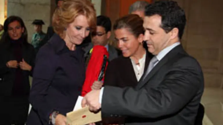 Esperanza Aguirre y José Luis Beato, durante su encuentro, en presencia de Victoria Cristóbal.