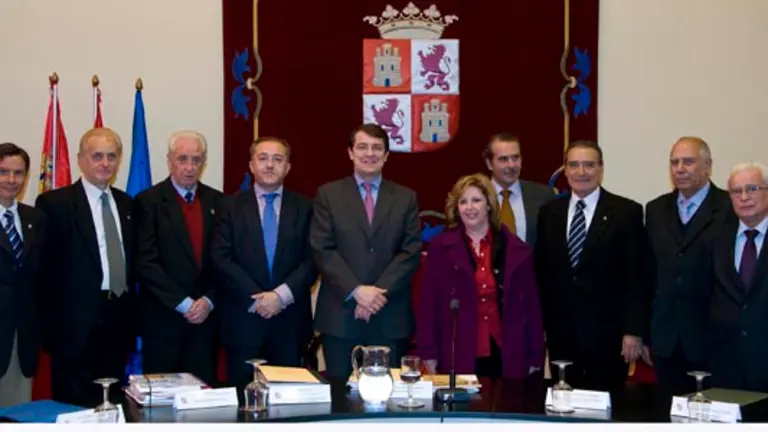 Alfonso Fernández Mañueco y Félix Colsa, junto a miembros del Consejo de la Emigración.