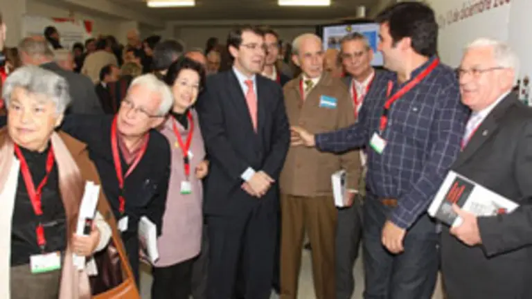 Fernández Mañueco charló con los dirigentes de las casas regionales.
