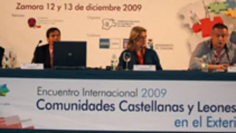 Pedro Diez,Claudio López, la moderadora del panel de comunicación y José Antonio Arrainz.