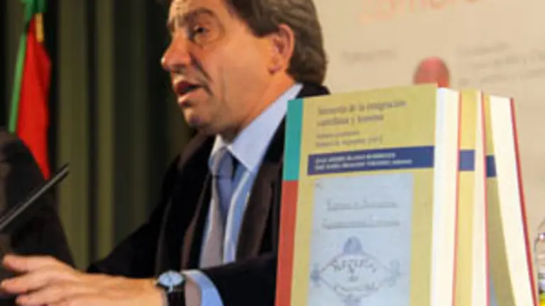 Juan Andrés Blanco, durante la presentación del libro \'Relatos del I Premio Memoria de la Emigración Castellana y Leonesa\' .  