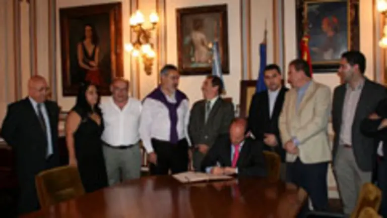  Rafael Louz&aacute;n firma en el libro de visitantes de la &lsquo;Federaci&oacute;n de Sociedades Espa&ntilde;olas&rsquo;, en presencia del delegado de la Xunta en Pontevedra, de alcaldes de municipios de la provincia y directivos de la Federaci&oacute;n.