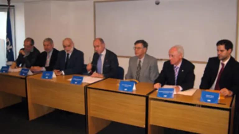 Camba, flanqueado por directores de la UDE, de Cesar Antelo y de Jos&eacute; Manuel Castelao Braga&ntilde;a. 