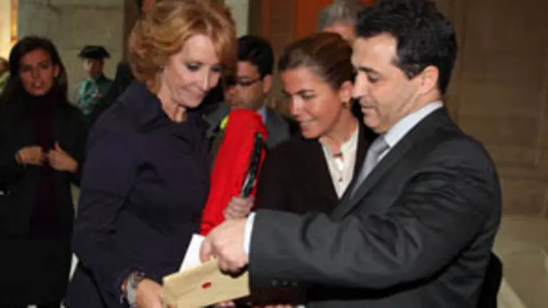 Esperanza Aguirre y José Luis Beato, durante su encuentro, en presencia de Victoria Cristóbal. 