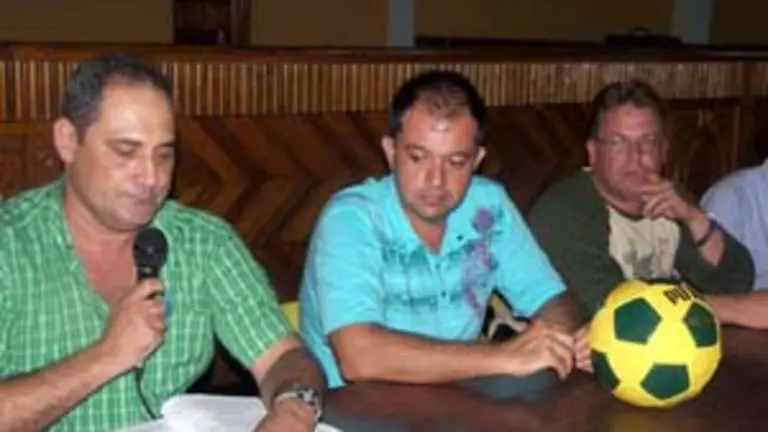  Carlos Ortega Pérez, presidente de la asociación Casa Canaria Fútbol Club; Orlando Jesús Lorenzo Rodríguez, tesorero; y José Díaz Corujo, vocal Principal.