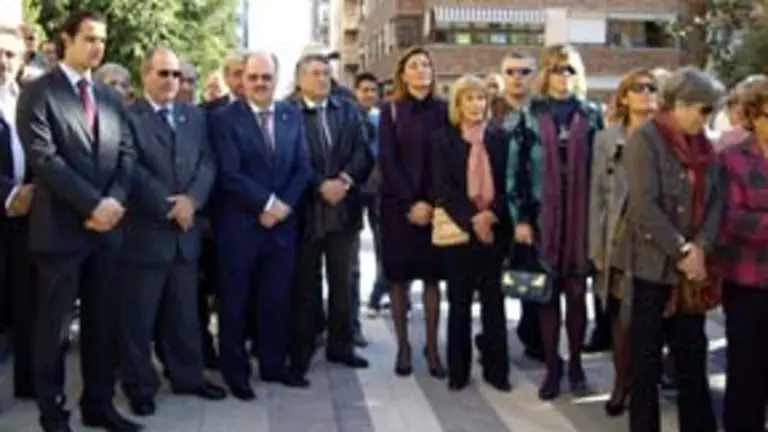 Manuel Fern&aacute;ndez de la Cera y Esther D&iacute;az, rodeados de autoridades asturianas y alicantinas. 