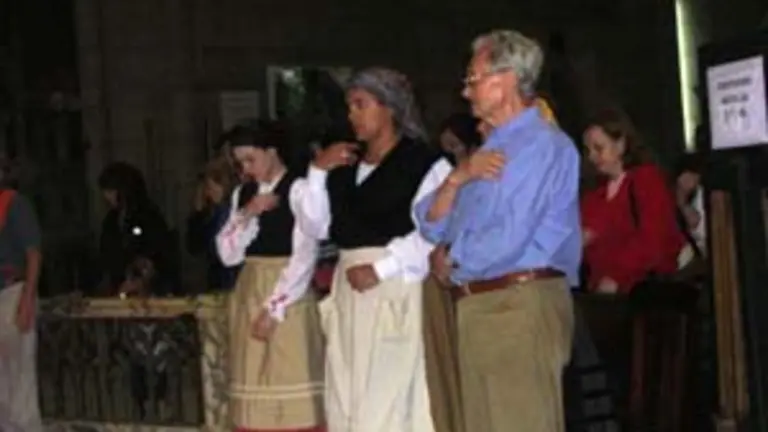 Varios socios del Centro Asturiano de Buenos Aires, en la Bas&iacute;lica que alberga a la patrona de Argentina. 