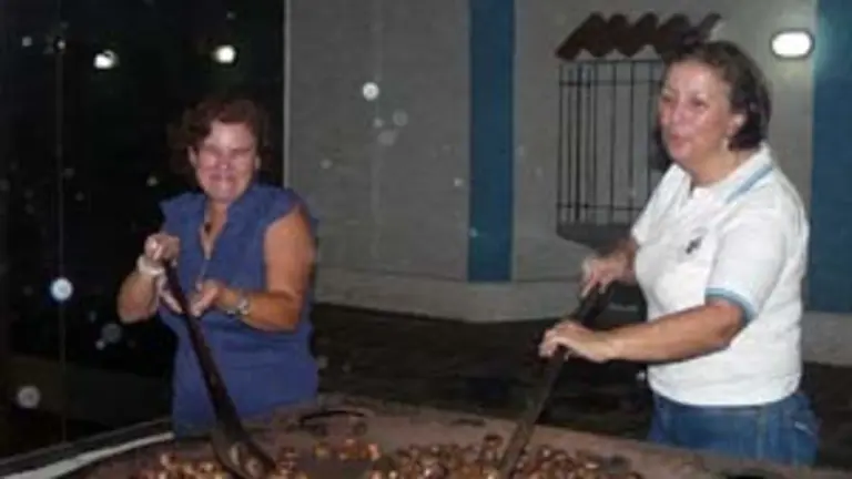 Dulcerina Castro de Lago y Mary R&uacute;a de Garc&iacute;a, asando las casta&ntilde;as, durante el &lsquo;Magosto&rsquo;.