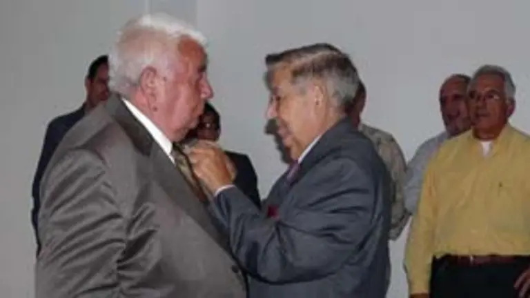  Celso Valeiro, ex presidente de la ABP A Coru&ntilde;a, recibe el &lsquo;Bot&oacute;n de Oro&rsquo; del actual presidente, Juan Antonio Oti.