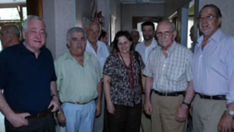  La consejera de Presidencia, Mar&iacute;a Jos&eacute; Ramos, junto a la directiva del Club Tinetense durante su &uacute;ltima visita a Argentina.