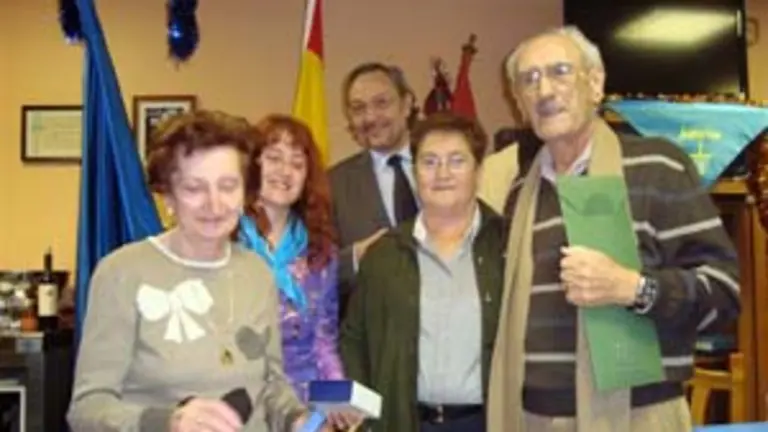  Teresa Ordiz posa juntos a miembros de la directiva del Centro.