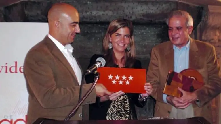 El presidente de la Casa de Madrid, la directora de la Agencia y el alcalde de Miami, durante el intercambio de regalos.