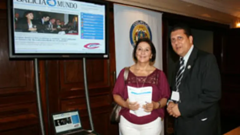 Mar&iacute;a R&uacute;a y Santiago Coelho, ante la pantalla que ubic&oacute; &lsquo;Galicia en el Mundo&rsquo; en el hotel donde se celebr&oacute; el Pleno del Consello. 