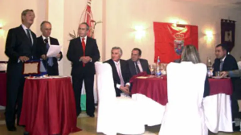 Un momento del acto de entrega de los premios ‘Populares’, durante la cena organizada por el Hogar de Ávila.