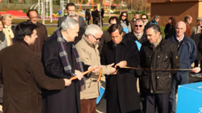Jos&eacute; Ram&oacute;n &Oacute;nega &ndash;2&ordm; izda.&ndash;, junto a Ignacio Garc&iacute;a de Vinuesa, Juan Carlos P&eacute;rez Gonz&aacute;lez, Ovidio Cadenas y Fernando G&oacute;mez, en el momento de cortar la cinta que declaraba inaugurado el parque.