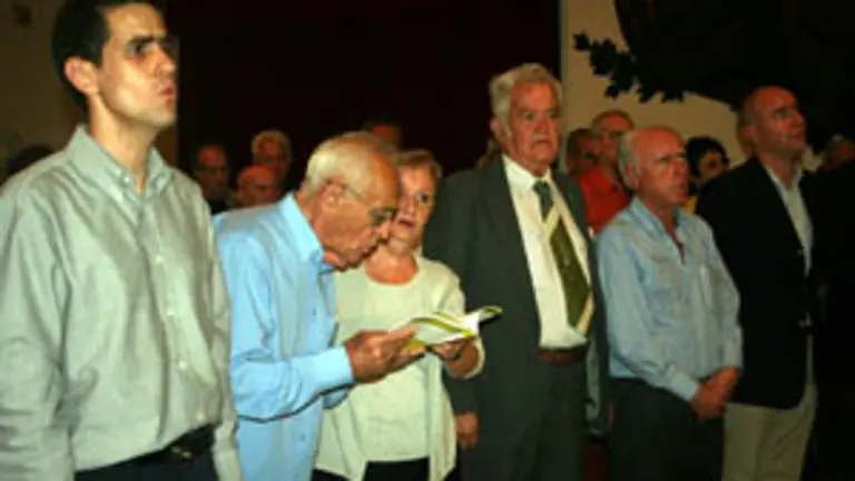 Camba y Castelao cantan el himno gallego junto a dirigentes de sociedades gallegas.
