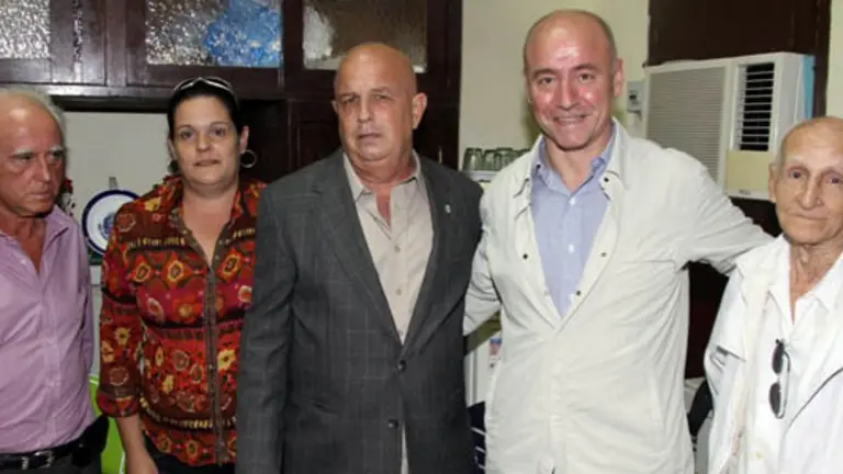 Santiago Camba y Castelao, con los directivos de la sociedad Naturales de Ortigueira.