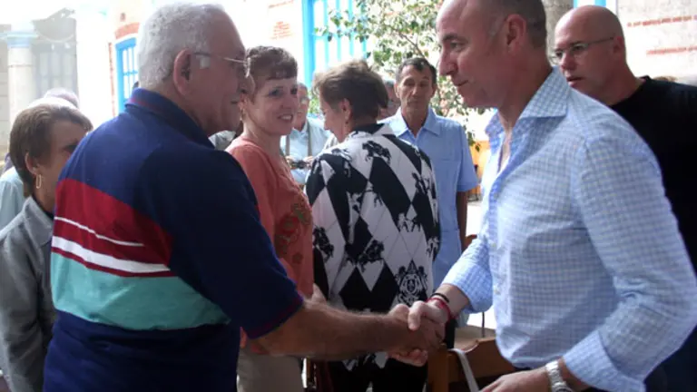  Camba saluda a uno de los coordinadores que asistieron al encuentro de la pasada semana.