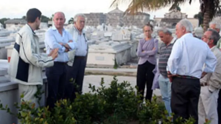  Santiago Camba y Jos&eacute; Manuel Castelao visitan el terreno donde est&aacute; sepultado Fontenla Leal en La Habana.