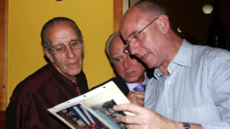  Armando R. Basanta entreg&oacute; a Castelao y Camba recuerdos de la visita de Fraga a Cuba.