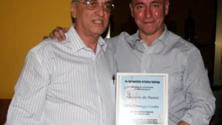  Santamarina entreg&oacute; a Camba el diploma de &lsquo;socio de honor&rsquo;.