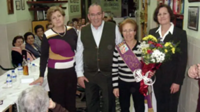  Los ganadores del campeonato de juegos de cartas recibieron sus trofeos.