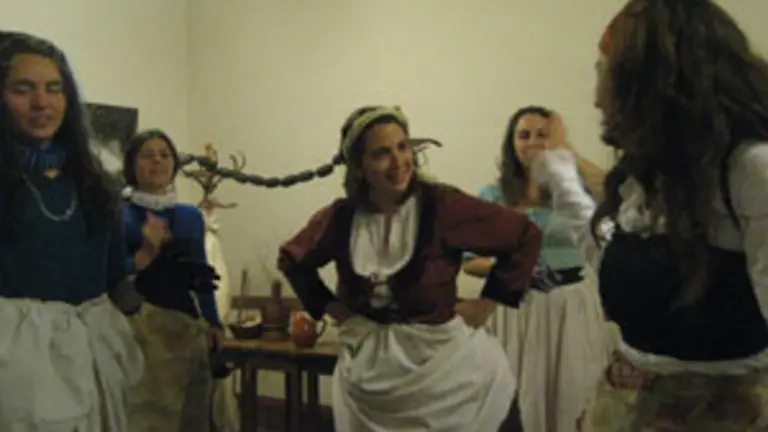  Las chicas del cuerpo de baile se preparan para la actuación.