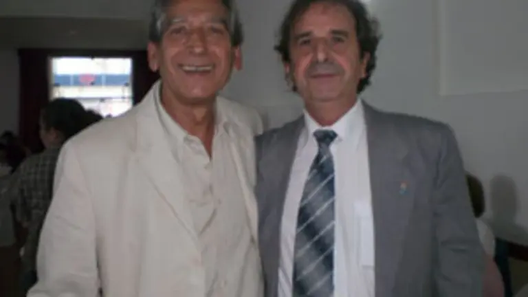  Jos&eacute; P&eacute;rez Rial &ndash;a la izqda.&ndash; y el presidente del Centro Asturiano, Jos&eacute; Mar&iacute;a Aldariz.  