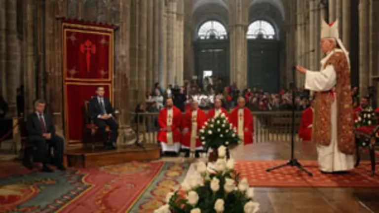  Un instante de la homil&iacute;a del arzobispo de Santiago de Compostela, Juli&aacute;n Barrio.