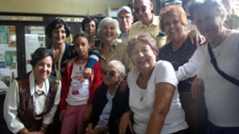  Pena Alba, en sus 95 a&ntilde;os, junto a los socios de Sarria.