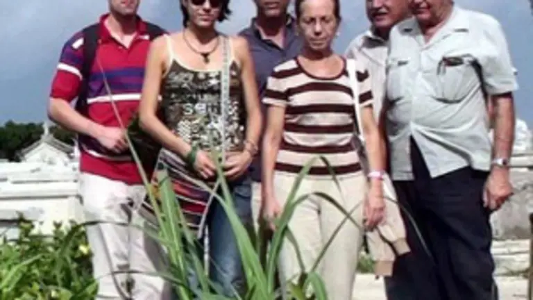  De izquierda a derecha, Sixto G&oacute;mez, Alena M&eacute;ndez, Rolando Sab&iacute;n, Beatriz Quintana, Francisco Mondelo y Domingo Regueiro, ante el lugar donde est&aacute; enterrado Fontenla Leal.