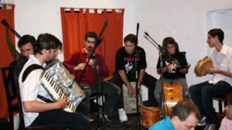  El grupo de Xeito Novo, actuando durante la inauguraci&oacute;n de la nueva sede.