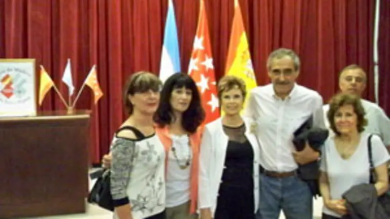  Ángel Cappa, junto a algunos de los asistentes a su charla en Bahía Blanca.