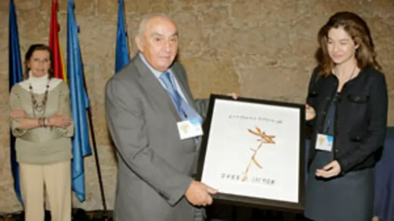  Jos&eacute; Cosmen Adelaida recibe su distinci&oacute;n como socio de honor de la asociaci&oacute;n.