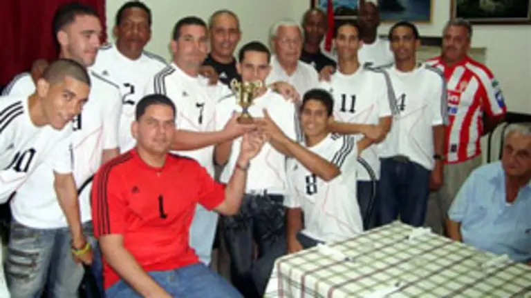 Carmelo y Cerra entregaron el trofeo a los ganadores.