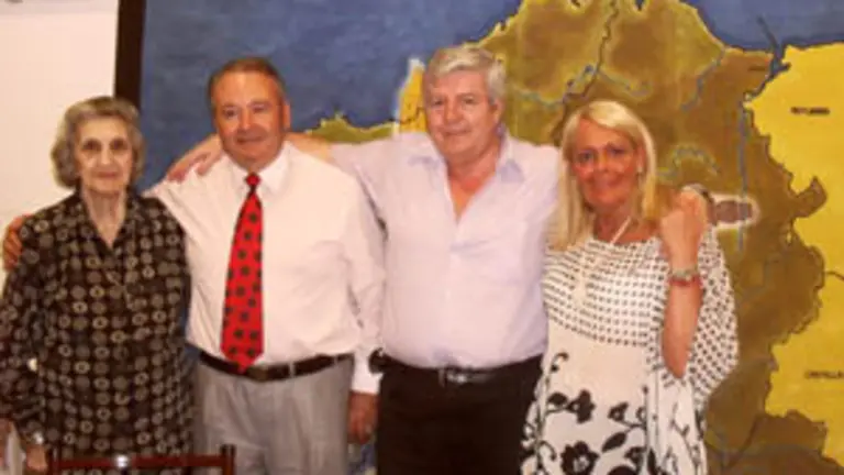  El presidente del Centro Gallego, Ladislao Picallo &ndash;2&ordm; por la izda.&ndash;, junto a dirigentes del Centro Madrile&ntilde;o de Rosario asistentes a la cena.