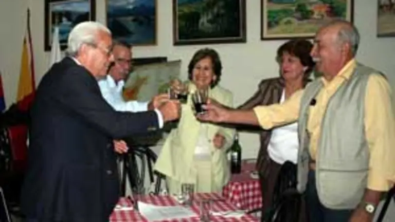  Carmelo González –a la izquierda–, brindó por un buen año 2010 para la familia canaria.