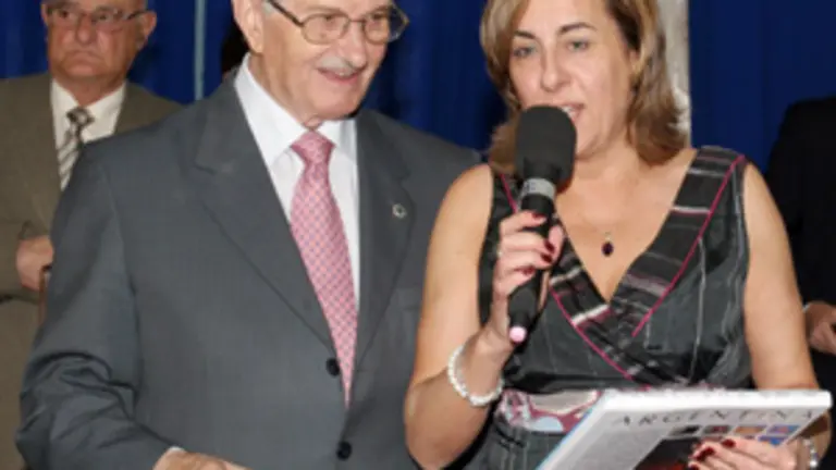  Bego&ntilde;a Serrano, junto al presidente del Centro Asturiano de Buenos Aires, Antonio Nespral.