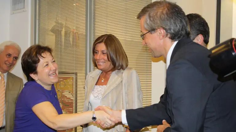  La conselleira de Sanidade, Pilar Farjas, saluda a los profesionales del Hospital antes de la reuni&oacute;n que mantuvo con ellos.