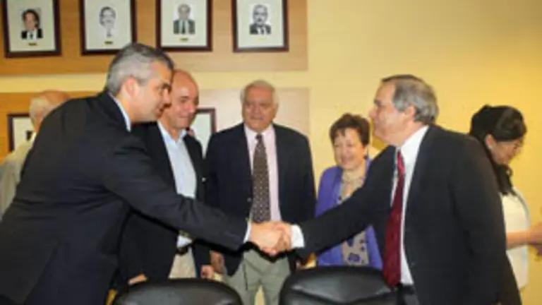  El delegado de la Xunta en Buenos Aires saluda al ministro en presencia de Camba y Farjas.