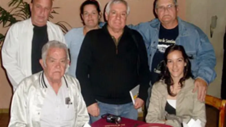  Felipe Cid &ndash;a la derecha&ndash; festej&oacute; junto a amigos los 15 a&ntilde;os del Bolet&iacute;n.