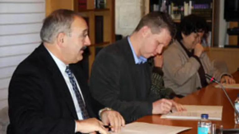  Ram&oacute;n Villares y Craig Patterson, durante la firma del protocolo.