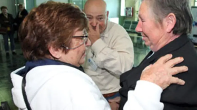  Emigrantes beneficiarios de &lsquo;Volver &aacute; Terra&rsquo;, a su llegada a Santiago.