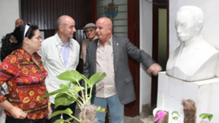  Jos&eacute; Antonio Orallo muestra las instalaciones de &lsquo;Naturales de Ortigueira&rsquo; a Camba durante su visita a Cuba.